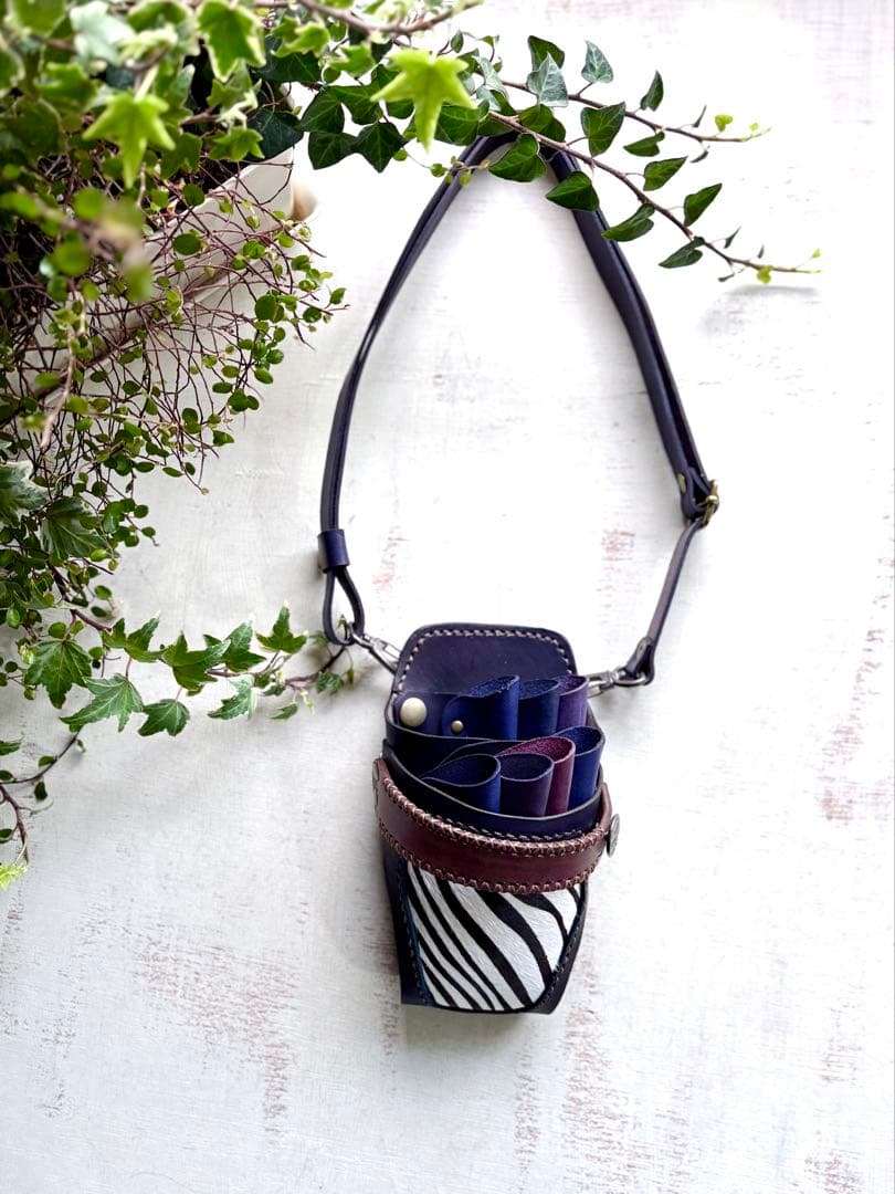 手染め藍ブルー、ハラコゼブラのシザーケース