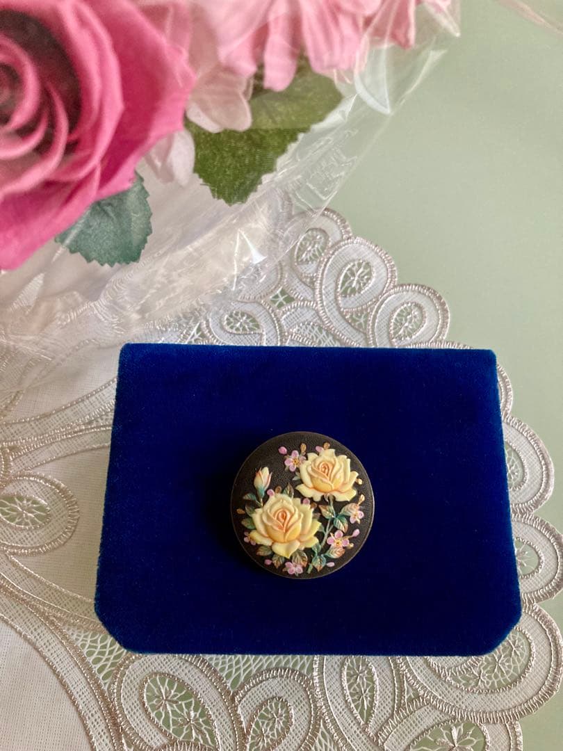 俊兼　トシカネ　としかね 有田焼　花　薔薇　金彩　ブローチ　ペンダントトップ