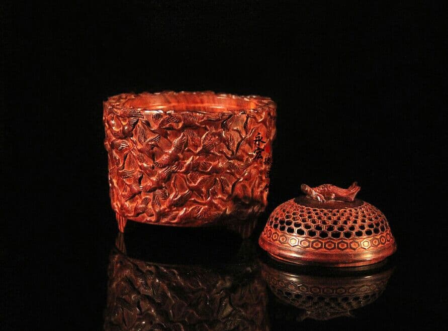 インドの小さい葉の紫檀の千鶴は歳で香炉に帰ります。