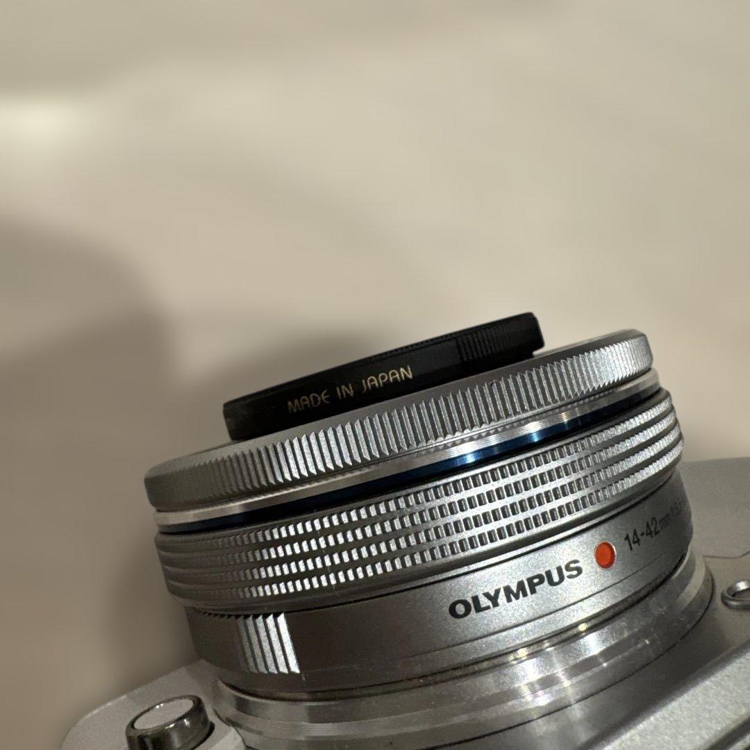 ナ*ラ様 OLYMPUS オリンパス　白　デジタルカメラ小形　軽量