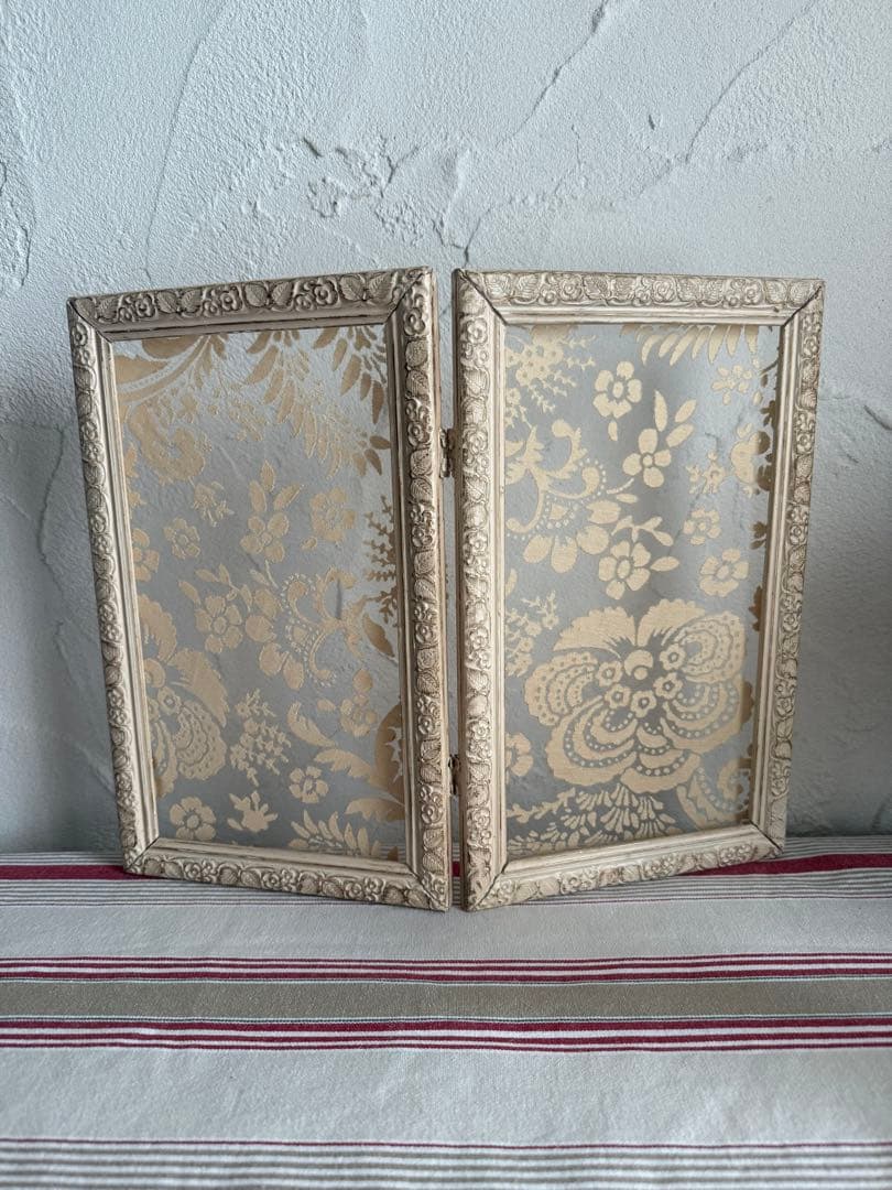 フランスアンティーク　二つ折りフレーム レース花柄