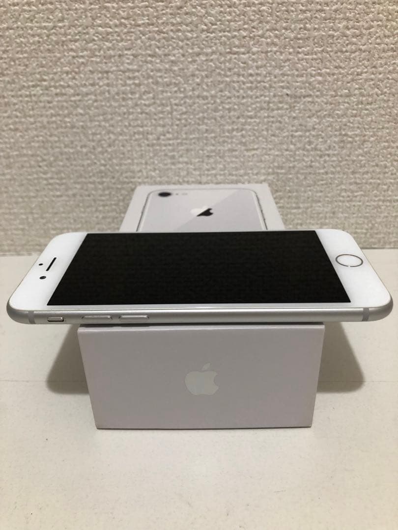 美品 Apple iPhone 8 シルバー SIMロック解除済み