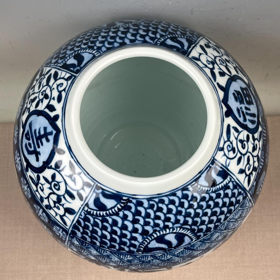 26 伊万里焼 有田焼系 染付壺 飾り壺 四季花丸文 高さ約28cm 白磁