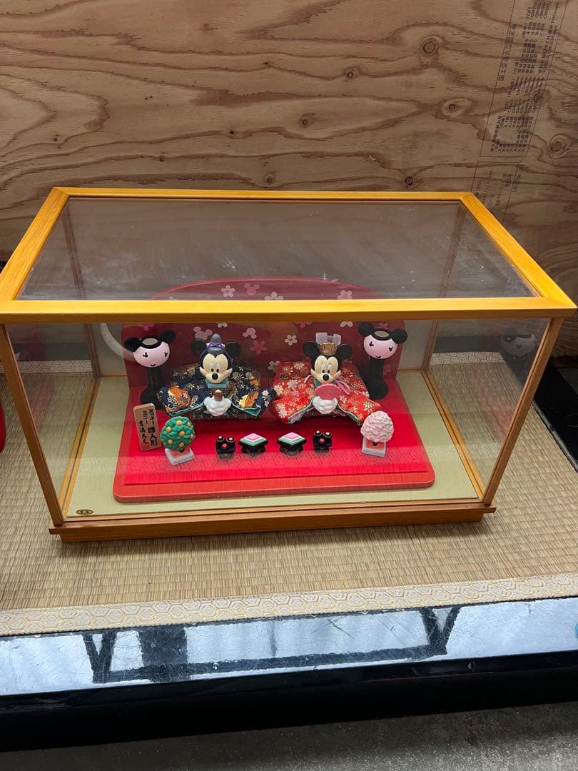 ミッキーミニー雛人形　吉徳大光　陶器製　ガラスケース付き