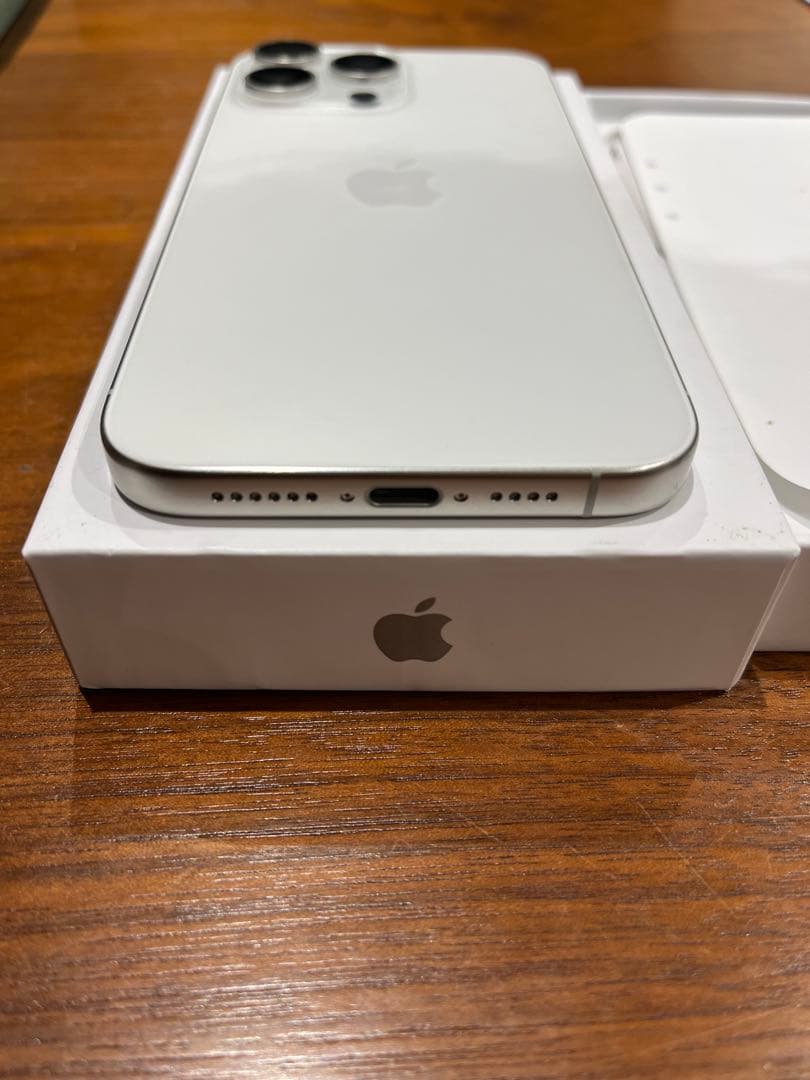 【美品　未使用】iPhone 15promax 256GB ホワイトチタニウム
