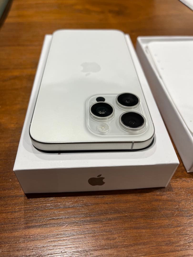 【美品　未使用】iPhone 15promax 256GB ホワイトチタニウム