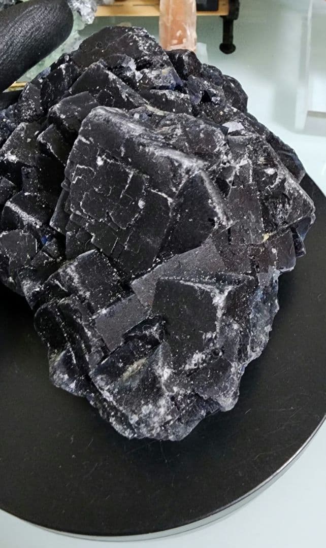 カナダの珍しい「ブラックローズ」蛍石