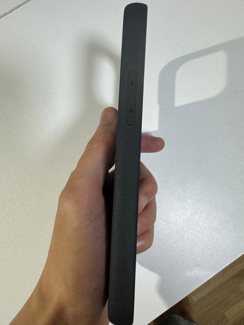 【美品】PRADA スマホケース　iPhone15promaxブラック レザー風