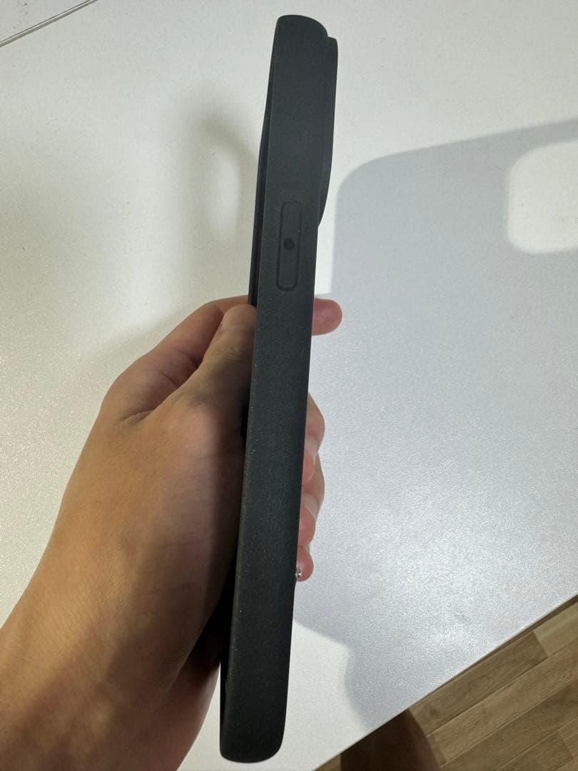 【美品】PRADA スマホケース　iPhone15promaxブラック レザー風