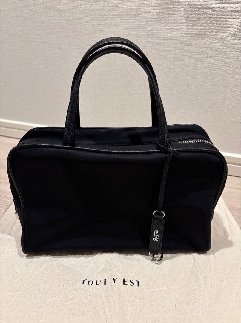 【美品】TOUT Y EST トゥティエ ロケナイロンスモールバッグ(ブラック)
