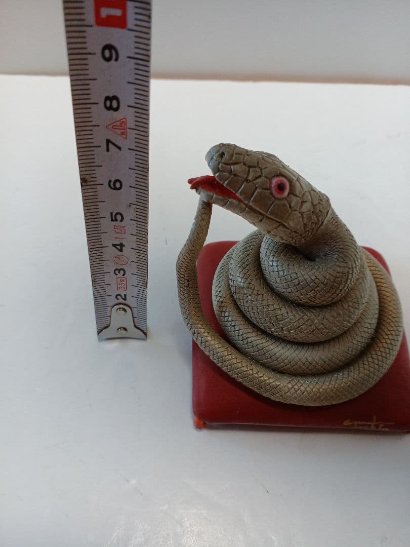 朝隈俊男さん　巳　蛇　サイン入り　高さ７センチ