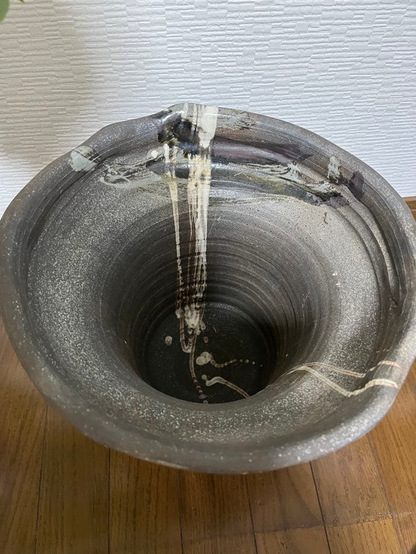 ダークブラウン 陶器 花瓶 彫刻模様