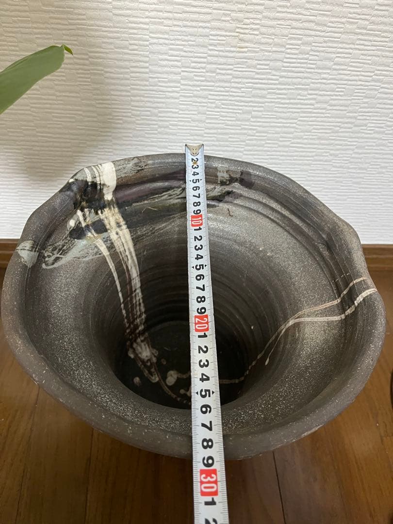 ダークブラウン 陶器 花瓶 彫刻模様