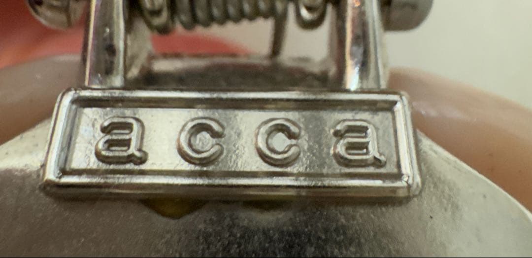 acca ピンクベージュ ストーン付きヘアクリップ