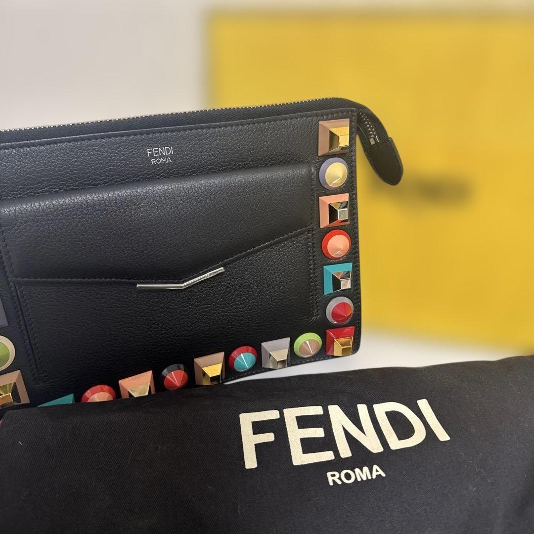FENDI スタッズ付きレザーショルダーバッグ