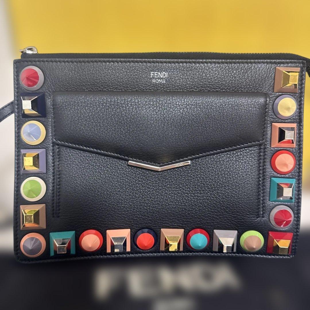 FENDI スタッズ付きレザーショルダーバッグ