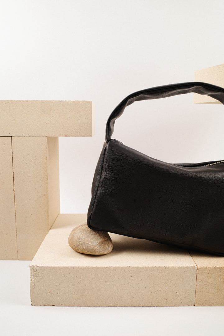 KEESE 黒 レザーショルダーバッグ ジップ Sサイズ ブラック ハンドバッグ