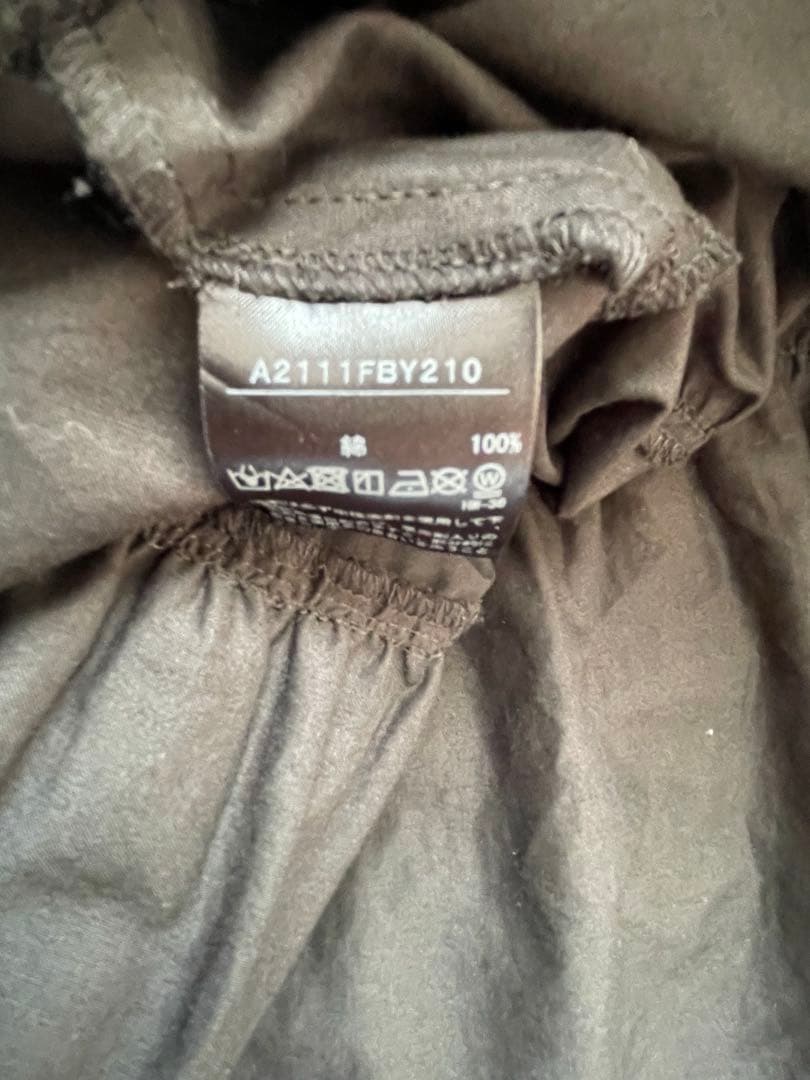 黒のフリル付きノースリーブミニワンピース