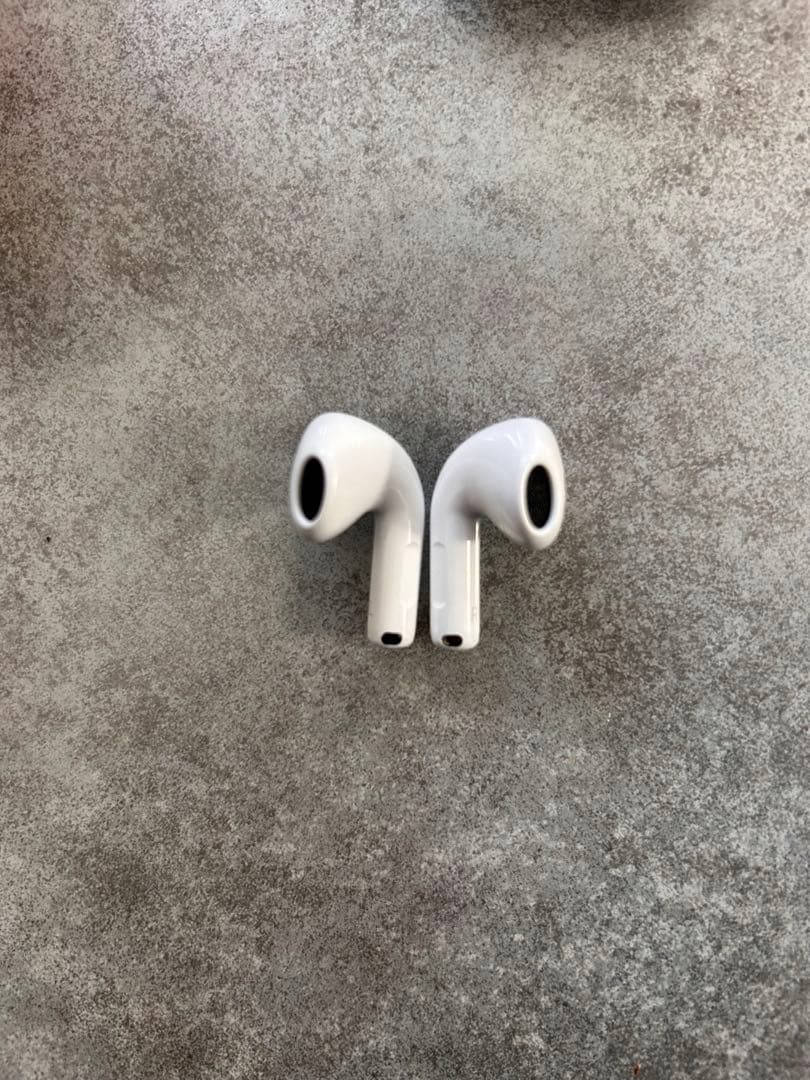 AirPods 第4世代 本体 ホワイト 充電ケース付き