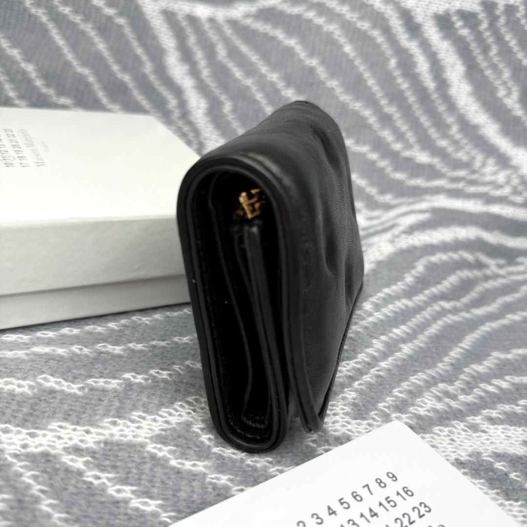 大人気♡ 三つ折り財布 エンベロープ プリント ラムスキン