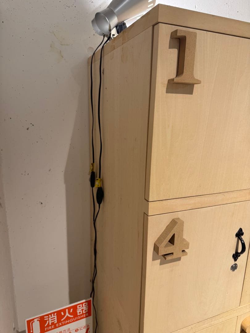 木製収納ロッカー 12個の扉付き　鍵付き