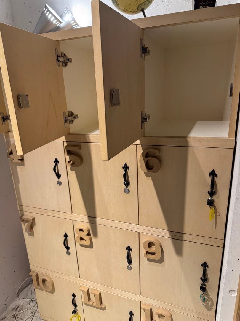 木製収納ロッカー 12個の扉付き　鍵付き