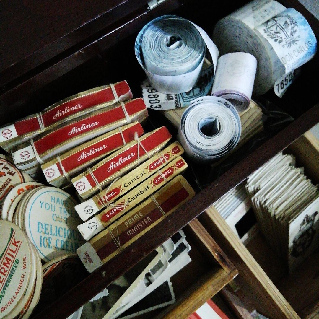 木製のアンティーク引き出しにたっぷりの海外紙モノコレクション♡　蚤の市