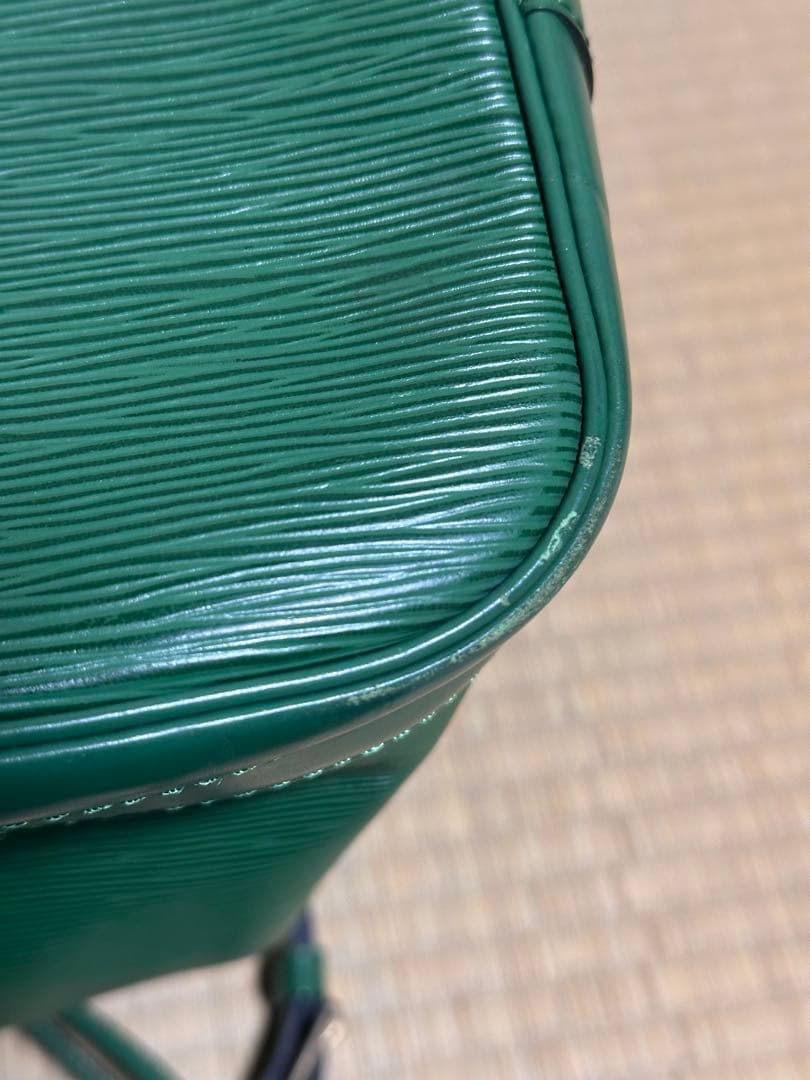 Louis Vuitton エピ プチノエショルダーバッグ