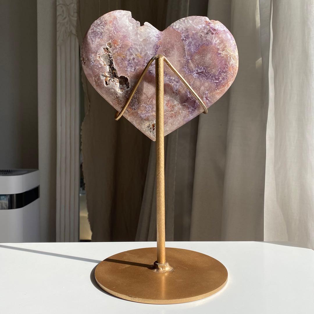 【 キュート ピンクアメジスト 原石 特大 ハート 1.54kg（台座付き）】
