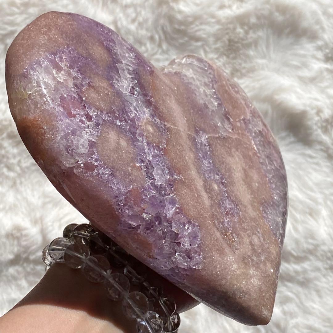 【 キュート ピンクアメジスト 原石 特大 ハート 1.54kg（台座付き）】