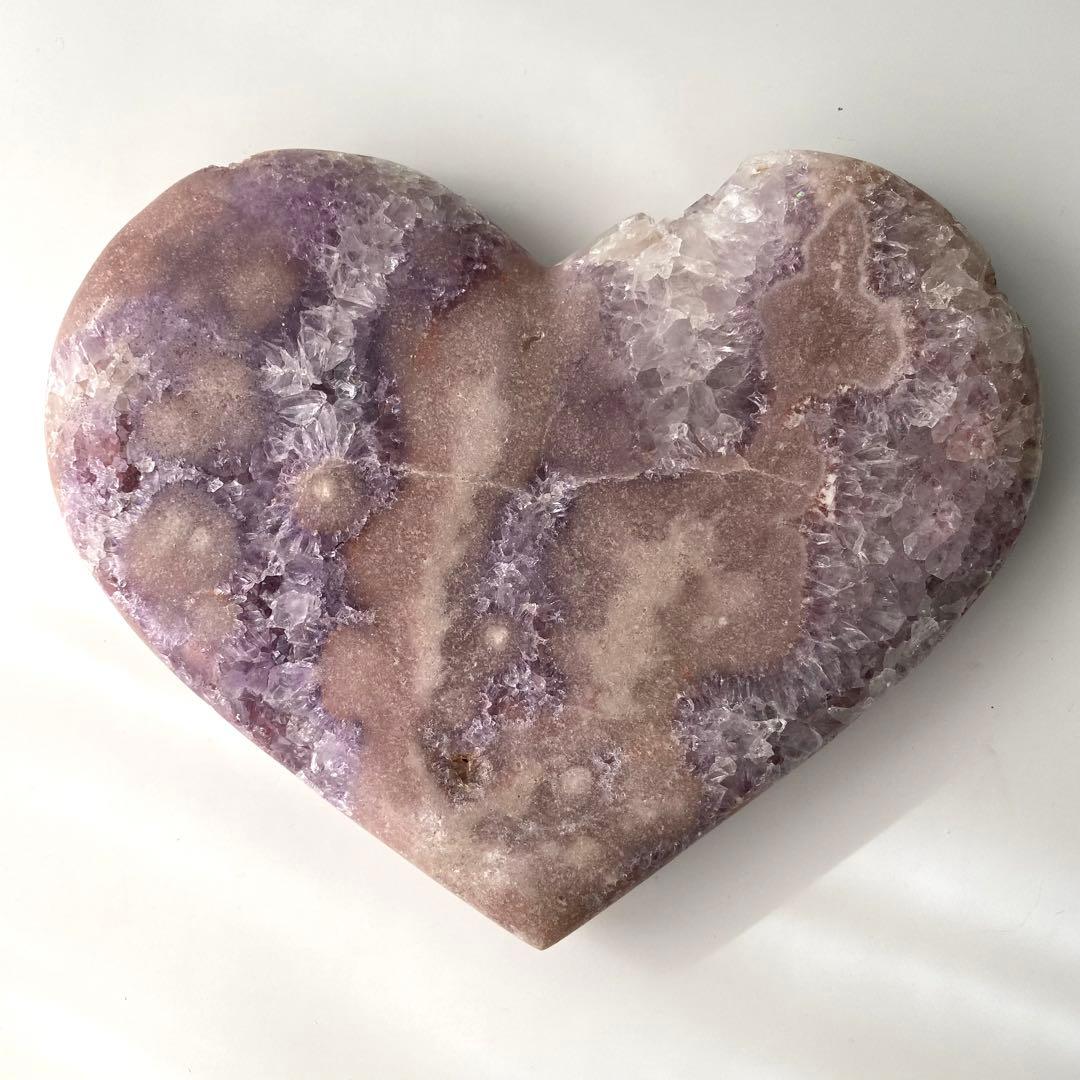 【 キュート ピンクアメジスト 原石 特大 ハート 1.54kg（台座付き）】