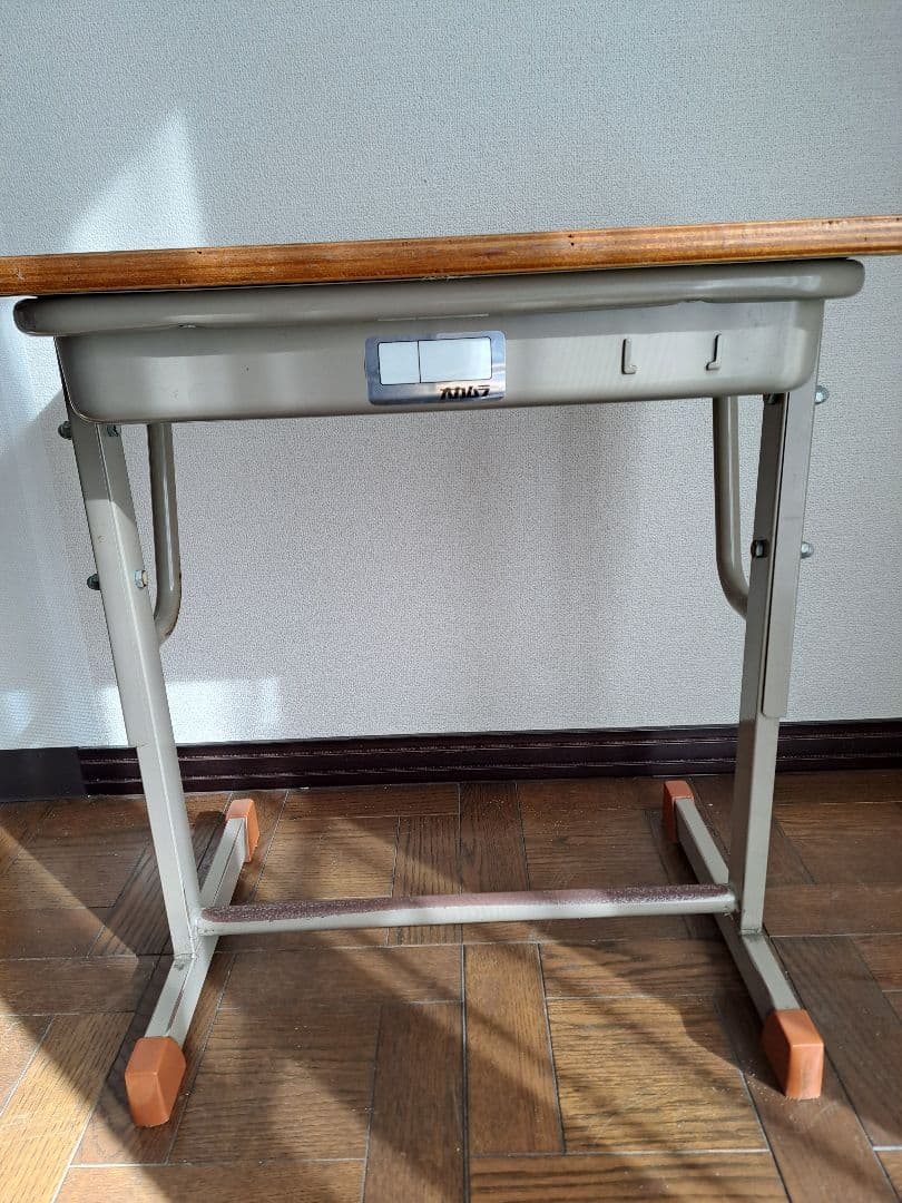 【送料無料】 オカムラ necos 学校 学習机 椅子 高さ調整可能　①