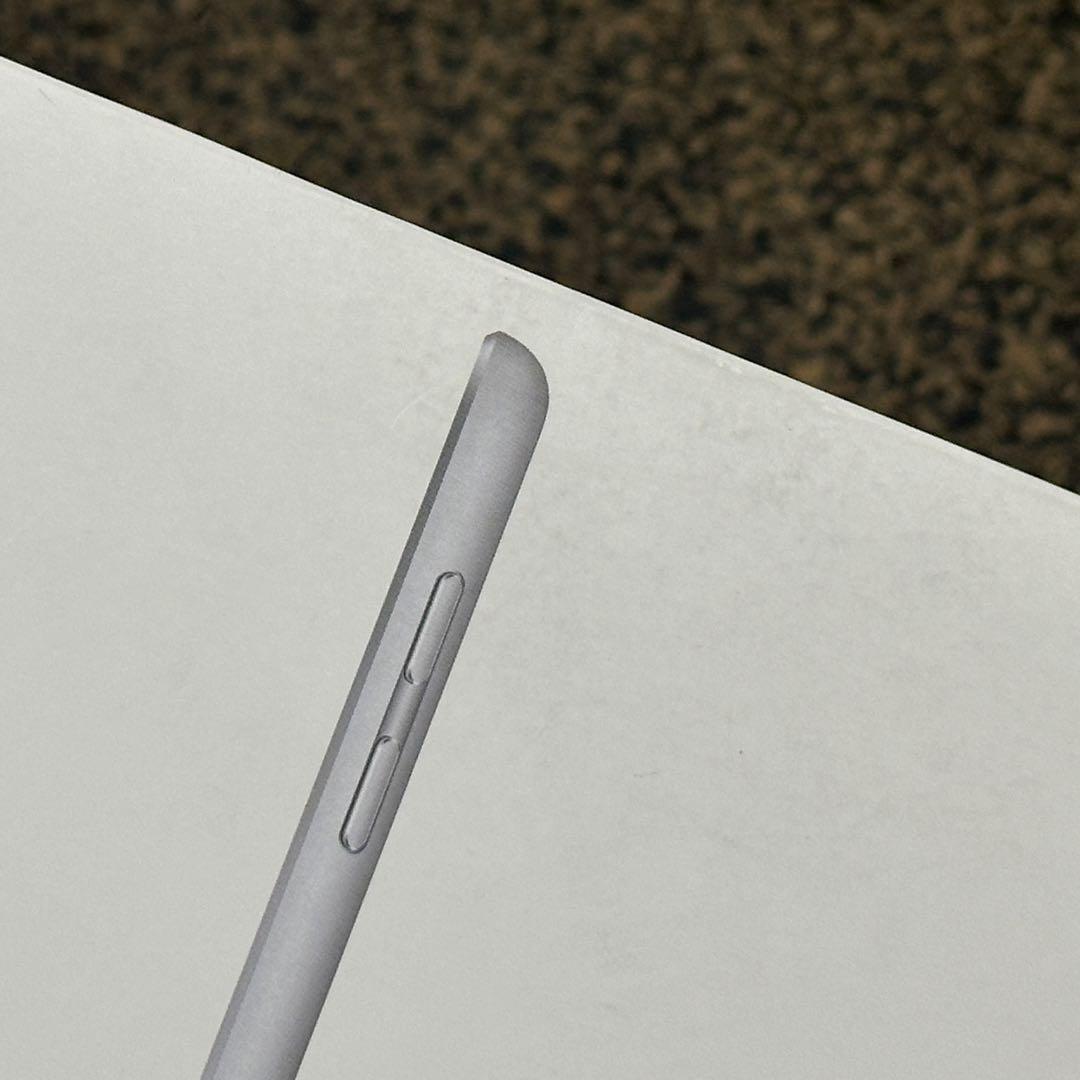 さ*と様 iPad 第６世代 Wi-Fi + Cellular 32GB シルバ