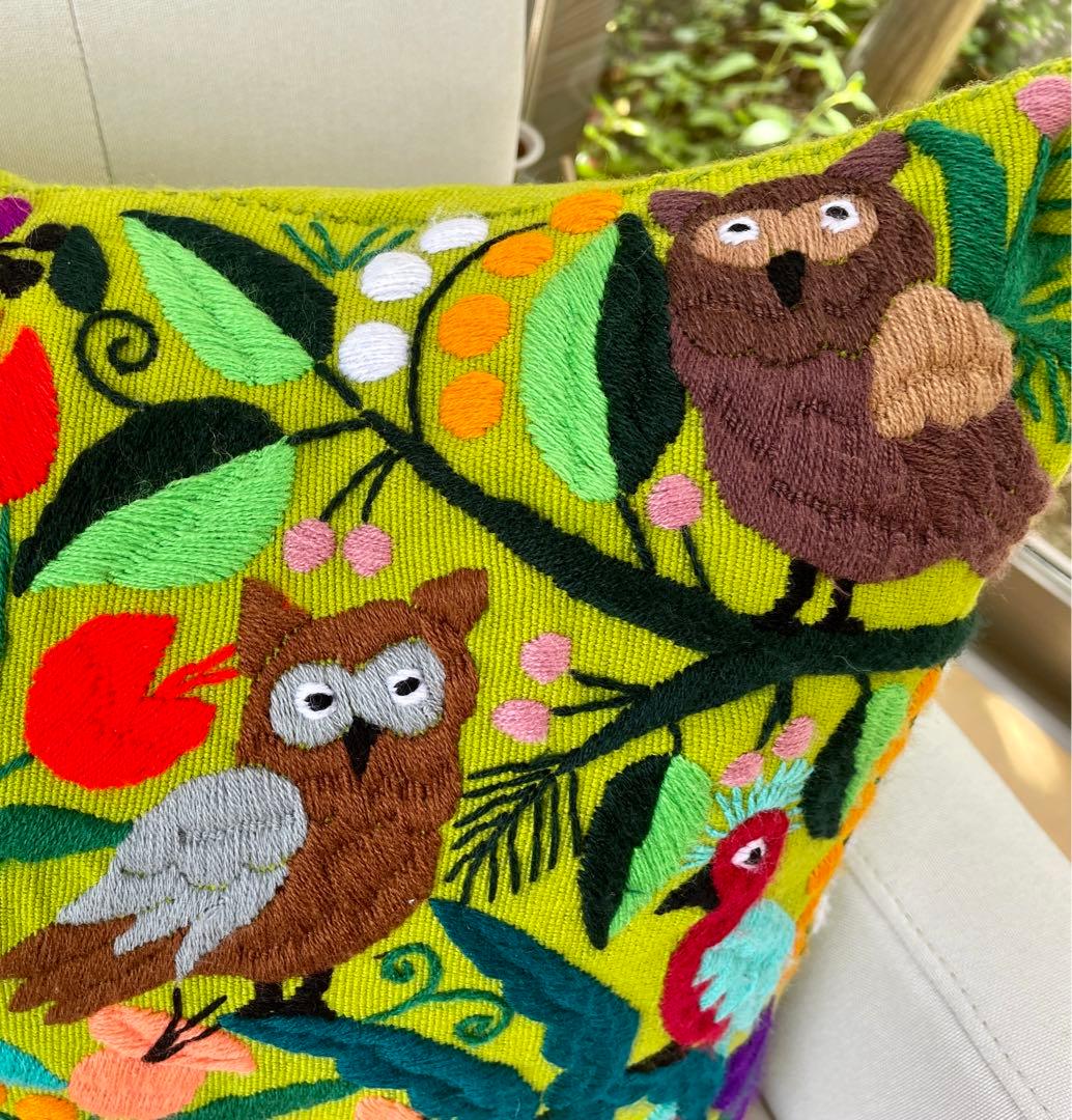 メキシコの手作りの刺繍　手織機で織られた手作りクッションカバー