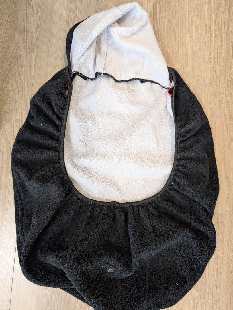 ベビービョルン　抱っこ紐　キャリアハーモニー　専用冬用カバー、スタイ付属