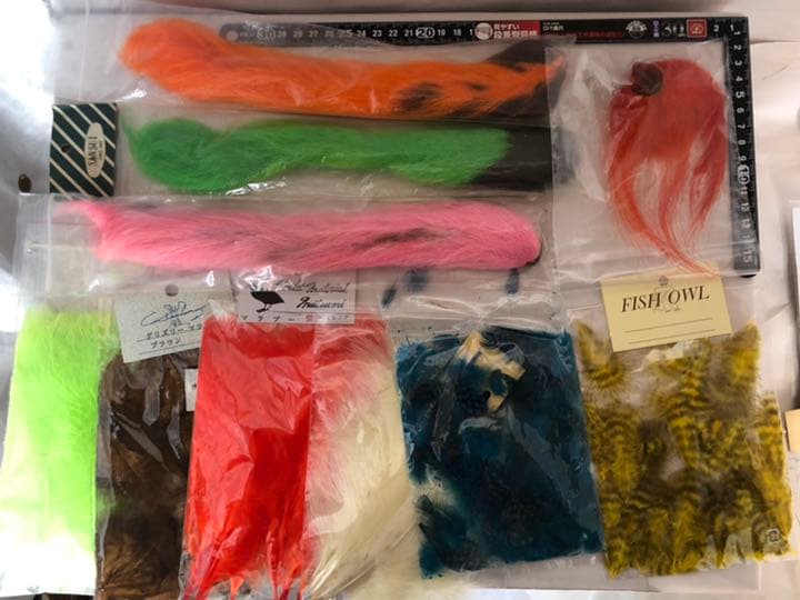 『匿名配送』フライフィッシングマテリアル大量ツール(ケース付)