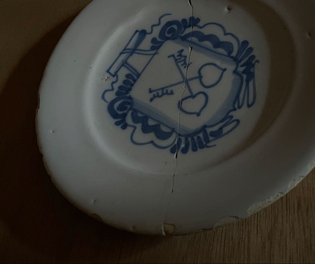 1670年頃　デルフト　リムプレート　　ライデンの紋章　)オランダ アンティーク