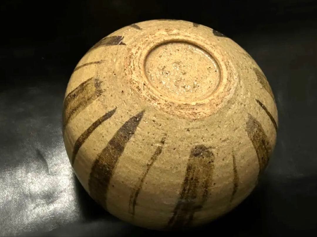 美しい古美術◾️蔵から美しい縦じま紋様の可愛らしいまん丸な抹茶茶碗が出て来ました。