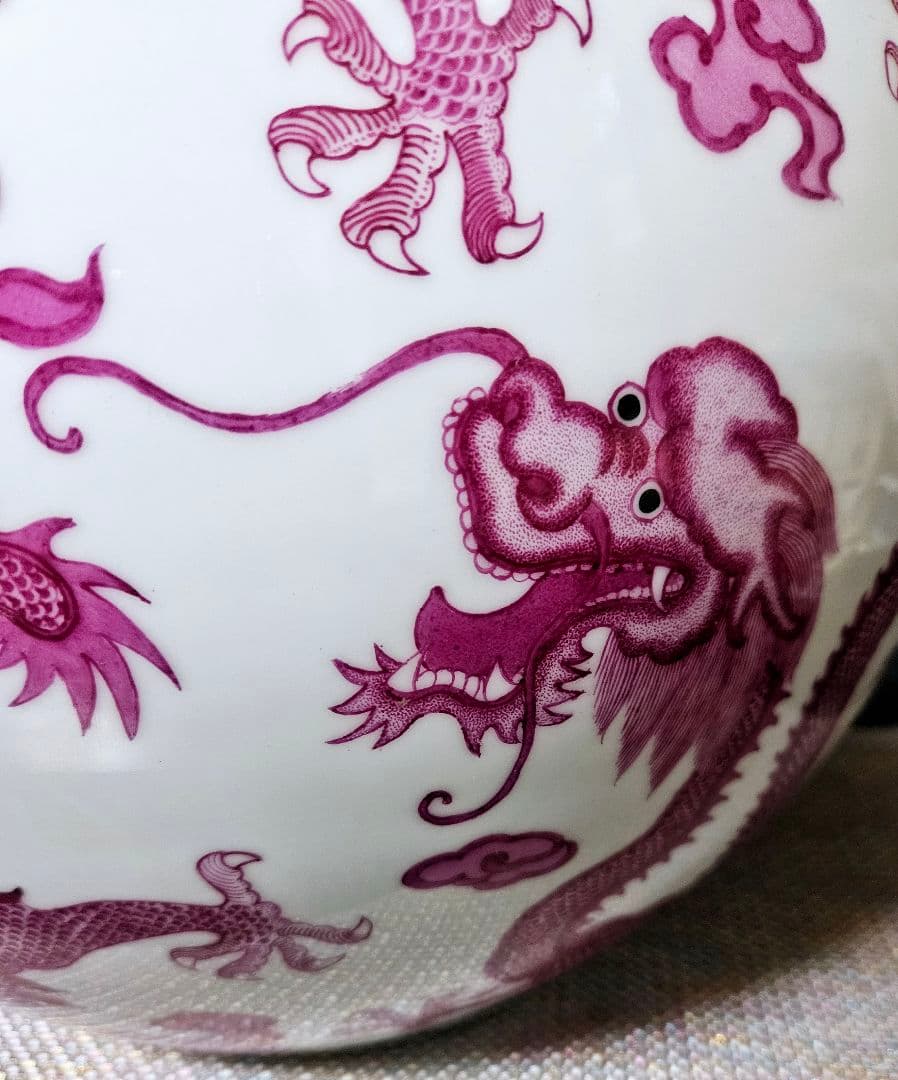 中国美術　中国陶磁器　大清乾隆年製銘　紅釉　粉彩　八龍図　五爪の龍図　大天球瓶