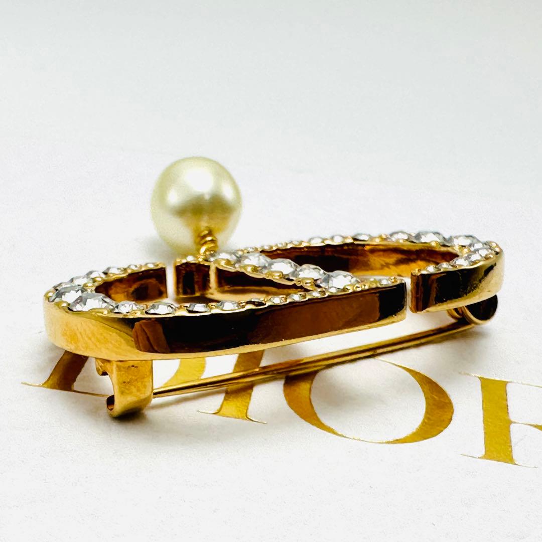 DIOR プチCD ブローチ　ラインストーン　ロゴ　ゴールドカラー　レジンパール