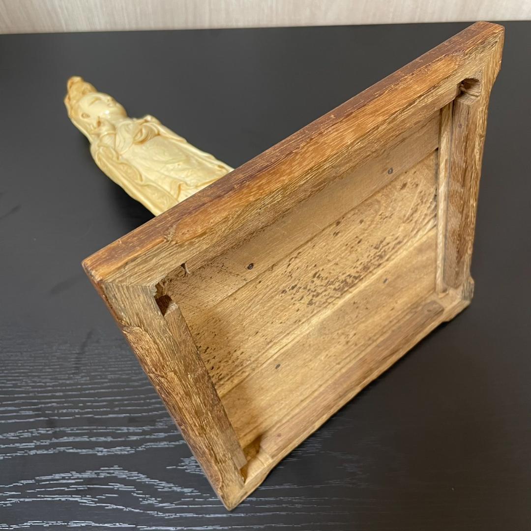 中国古美術 仏教美術 観音菩薩像 天然素材 白素材 ガラスケース付き