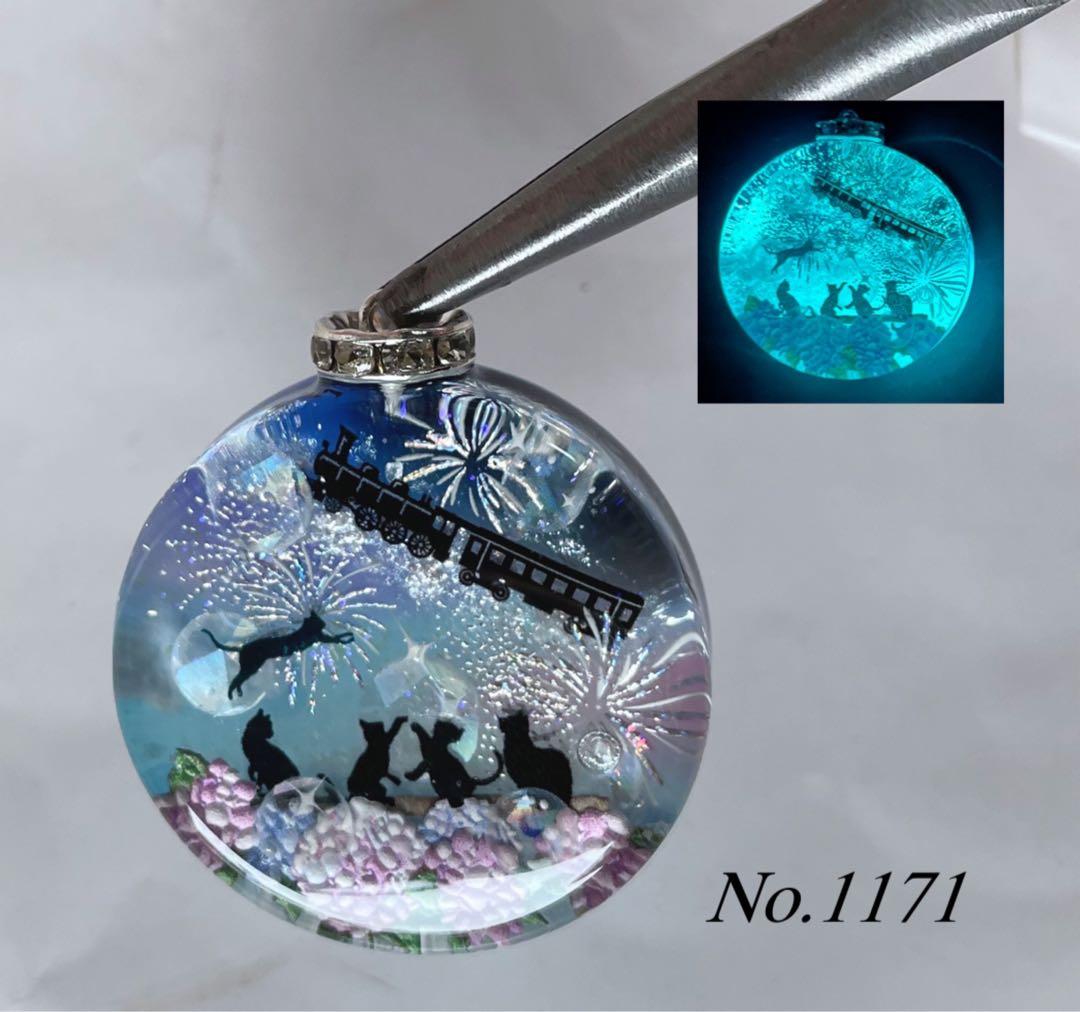 RUKURUKU/藤の花と天空の城と親子オオカミ　オルゴナイトキーホルダー