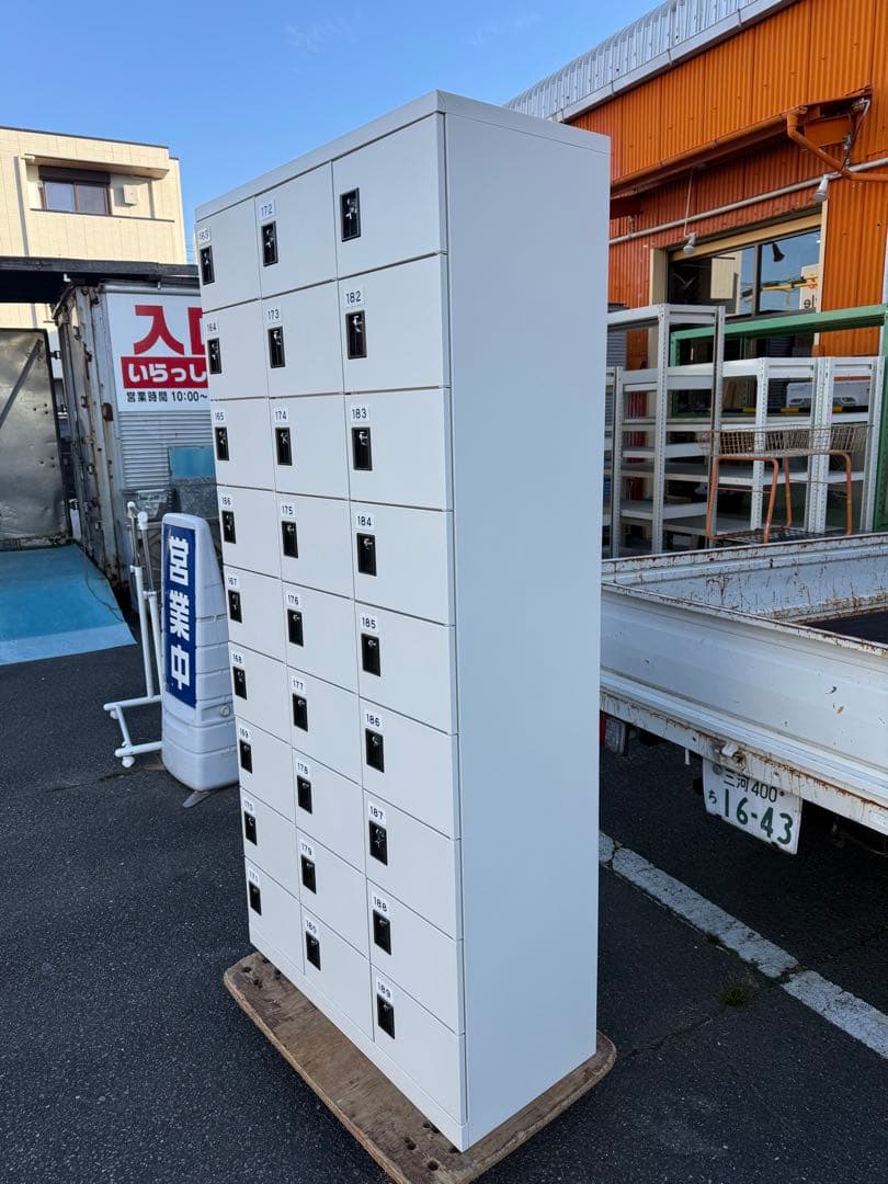 愛知　２７人用ロッカー シューズボックス　中古　南京錠タイプ