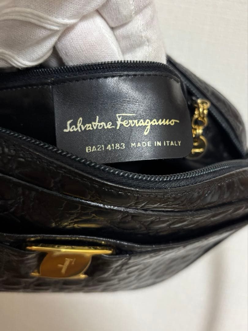 サルヴァトーレフェラガモ ヴァラ クロコ型押し パテント　黒　ショルダーバッグ