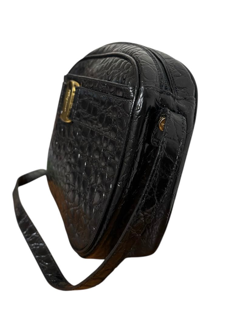 サルヴァトーレフェラガモ ヴァラ クロコ型押し パテント　黒　ショルダーバッグ