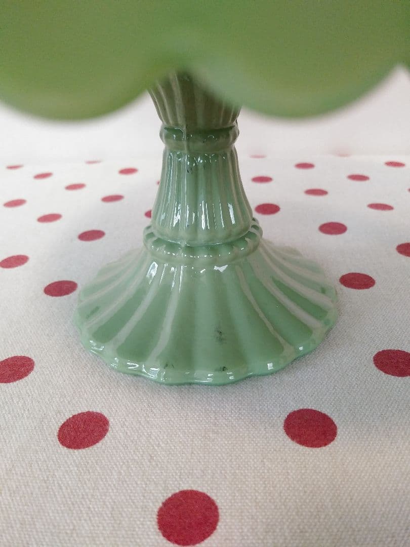 斜めなケーキスタンド　ディスプレイスタンド　グリーン　レトロ