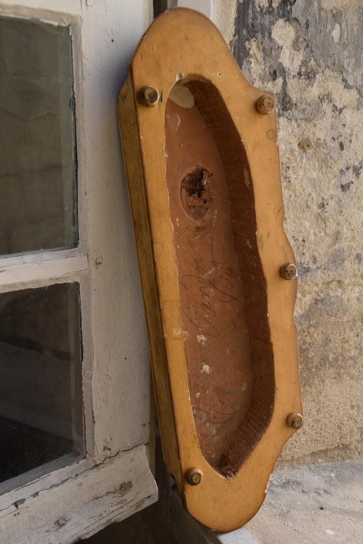 難有フランス19世紀　シャビーシックな金のリボンレリーフのグローブドマリエの台座