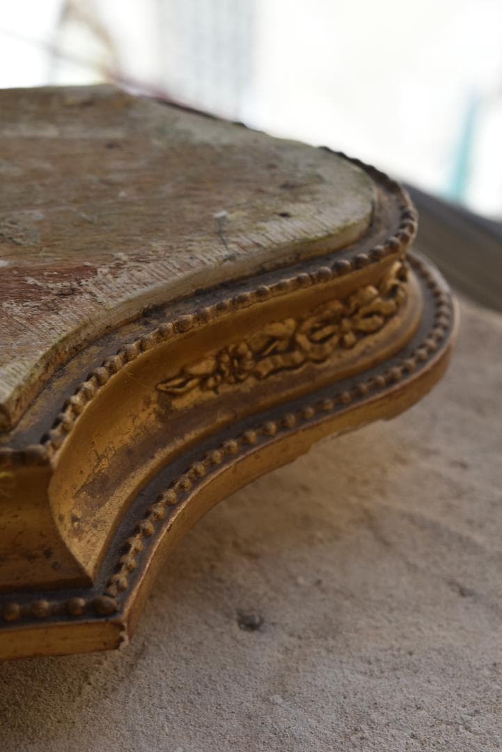 難有フランス19世紀　シャビーシックな金のリボンレリーフのグローブドマリエの台座