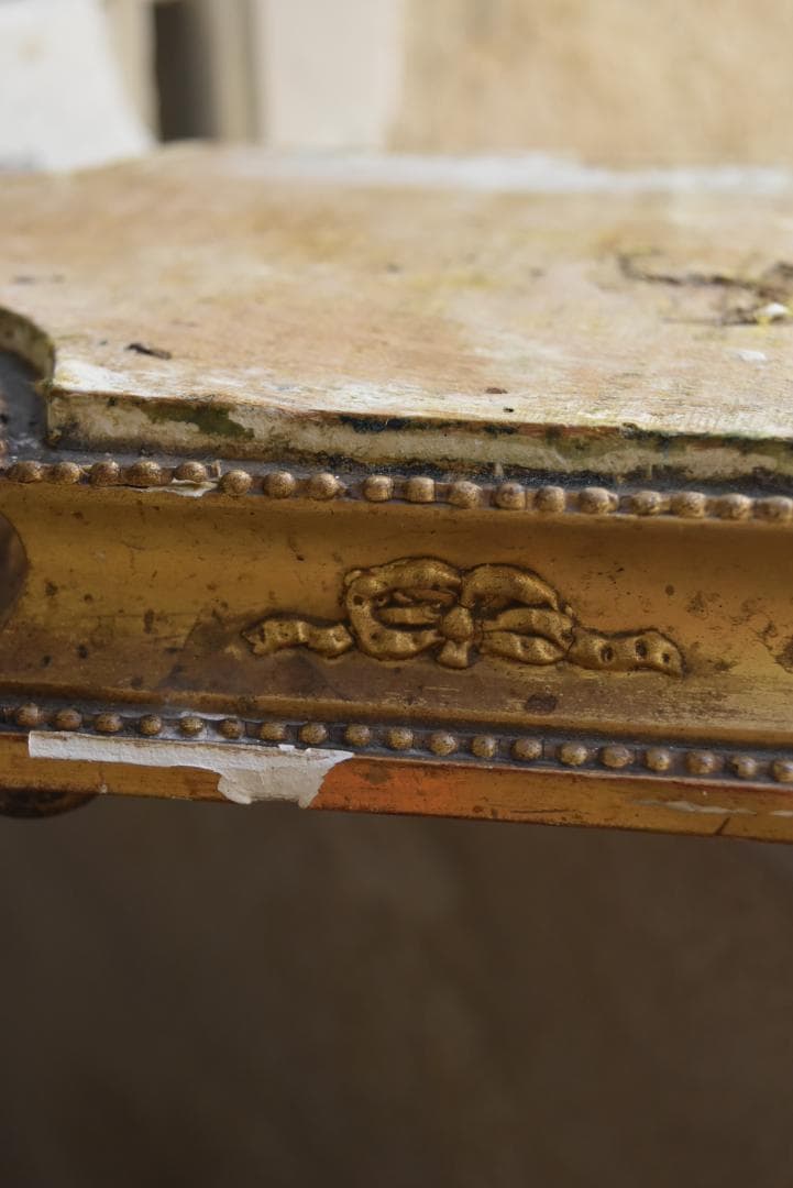 難有フランス19世紀　シャビーシックな金のリボンレリーフのグローブドマリエの台座