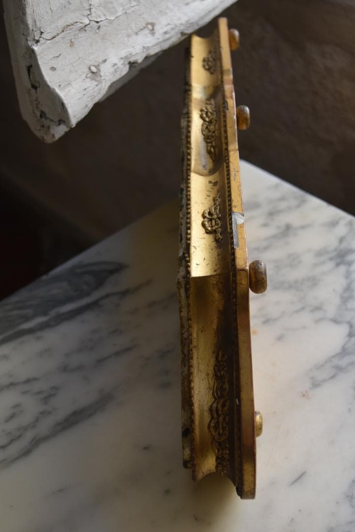 難有フランス19世紀　シャビーシックな金のリボンレリーフのグローブドマリエの台座